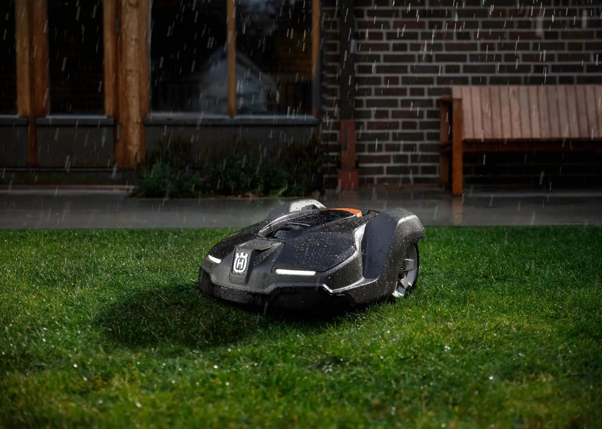 Un Automower trabajando bajo la lluvia